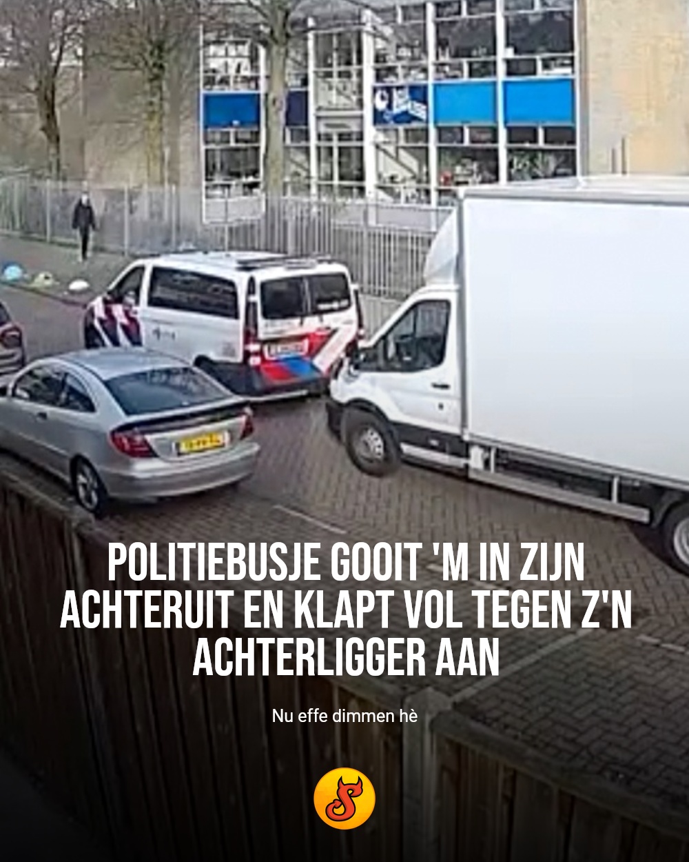 Politiebusje gooit 'm in zijn achteruit en klapt vol tegen z'n achterligger aan