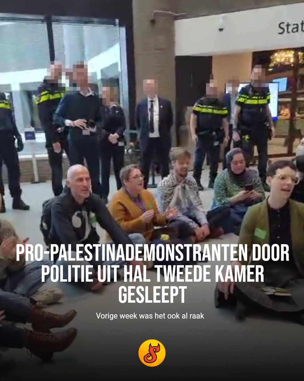 Pro-Palestinademonstranten door politie uit hal Tweede Kamer gesleept