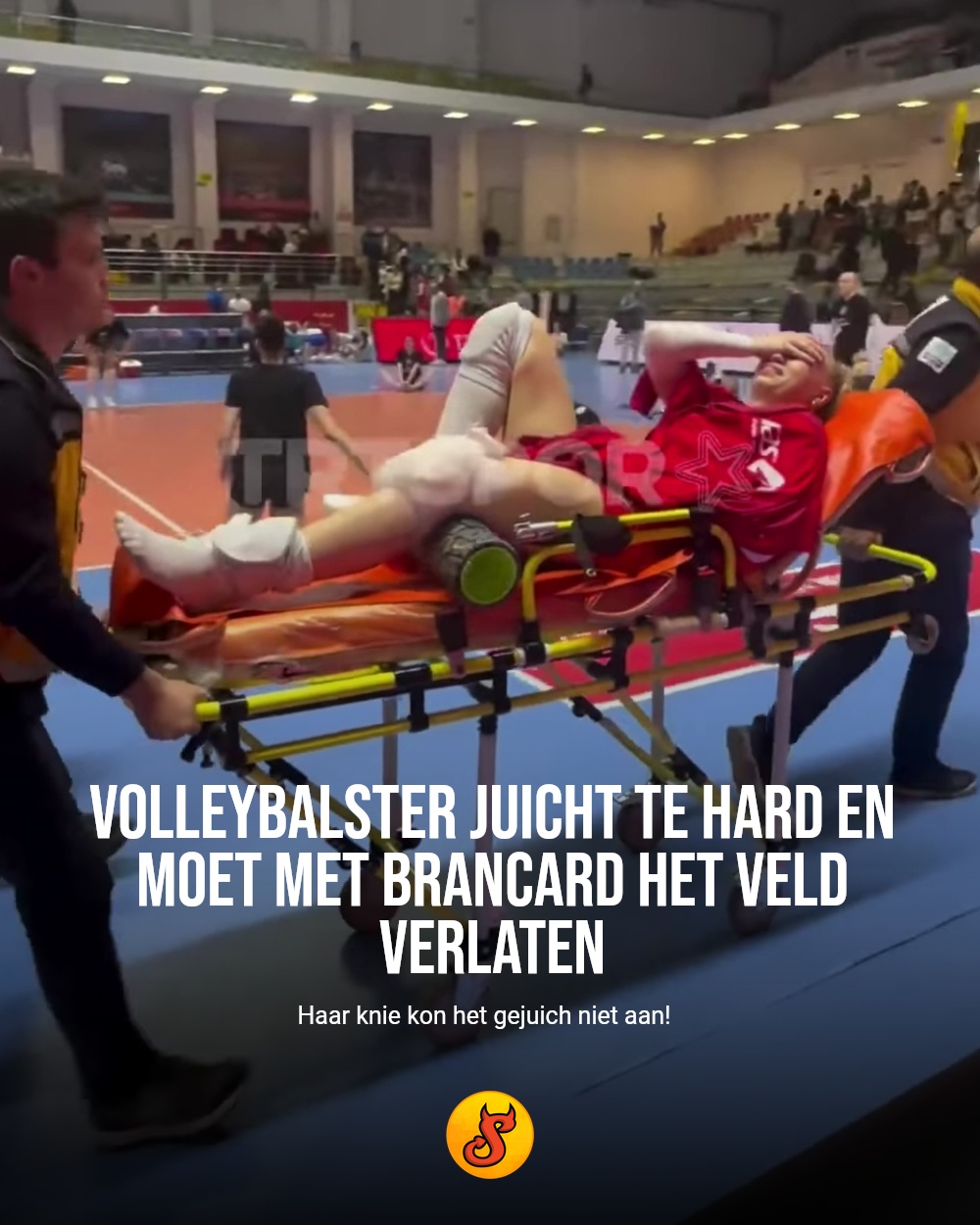 Volleybalster juicht te hard en moet met brancard het veld verlaten