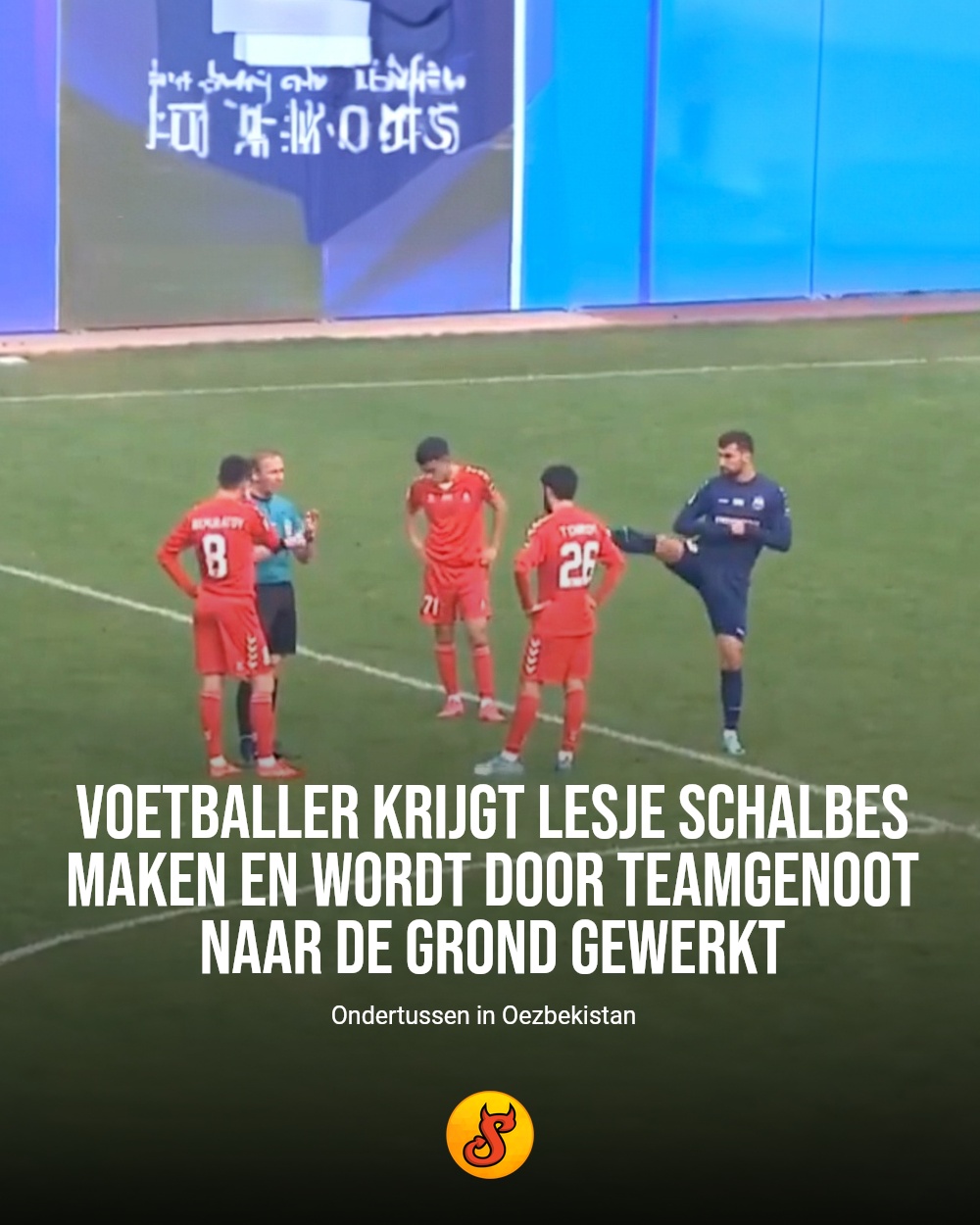 Voetballer krijgt lesje schalbes maken en wordt door teamgenoot naar de grond gewerkt