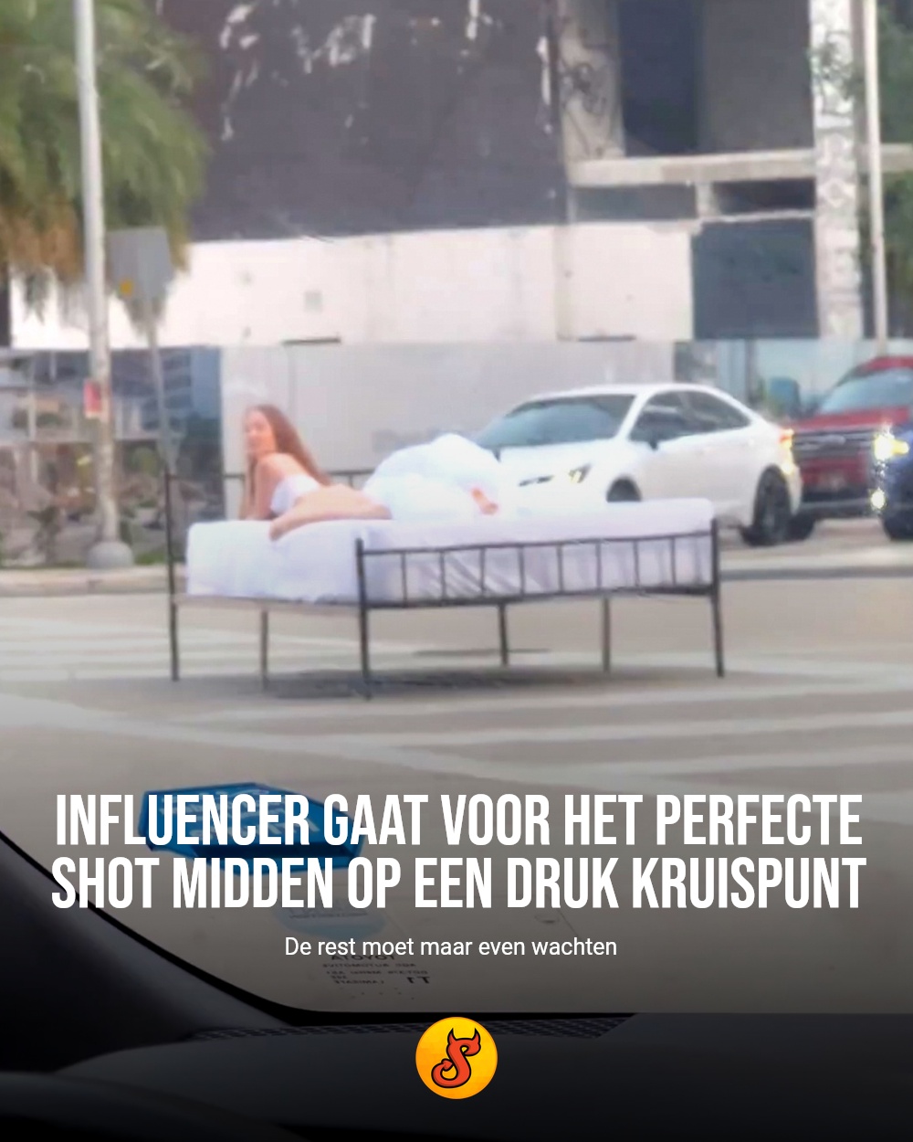Influencer gaat voor het perfecte shot midden op een druk kruispunt