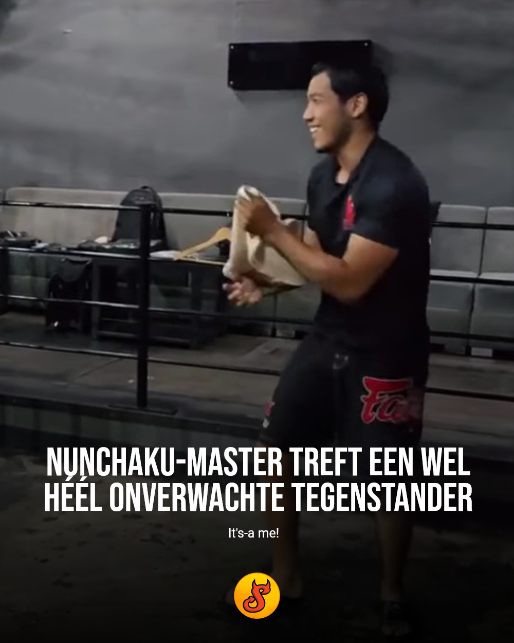 Nunchaku-master treft een wel héél onverwachte tegenstander