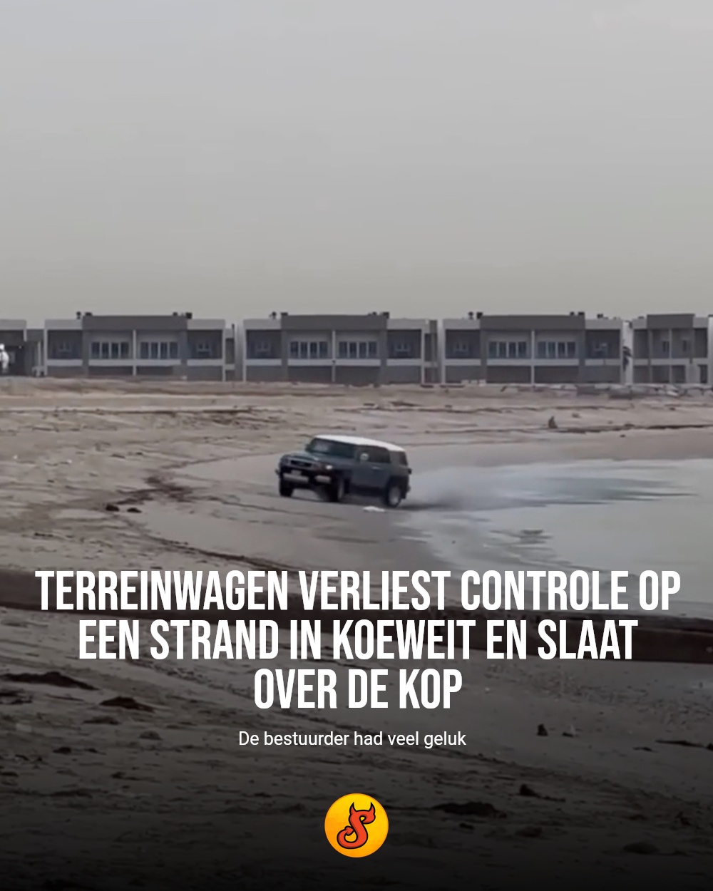 Terreinwagen verliest controle op een strand in Koeweit en slaat over de kop