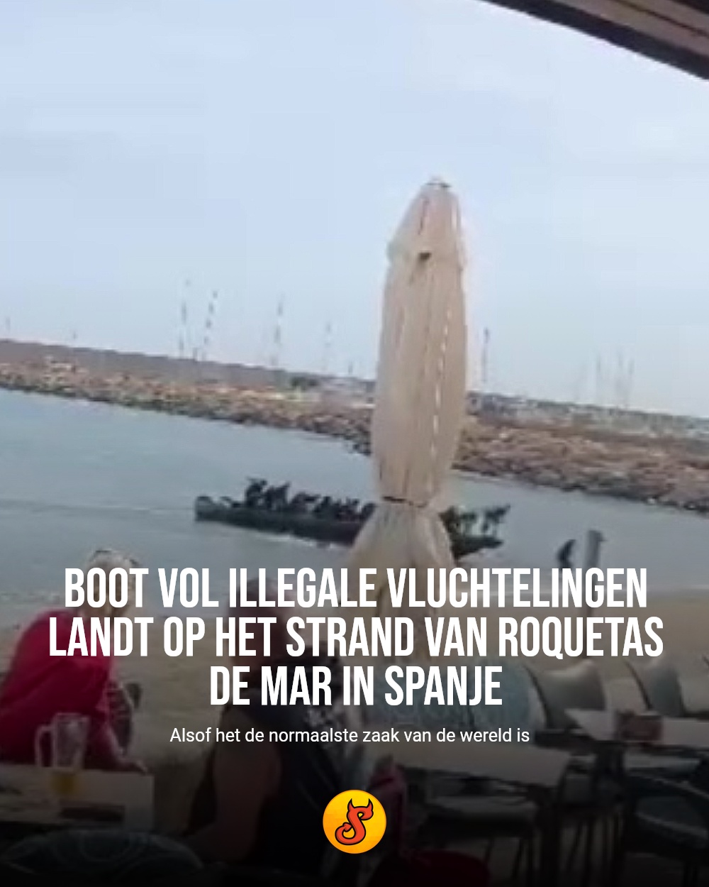 Boot vol illegale vluchtelingen landt op het strand van Roquetas de Mar in Spanje