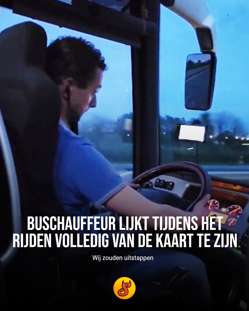 Buschauffeur lijkt tijdens het rijden volledig van de kaart te zijn