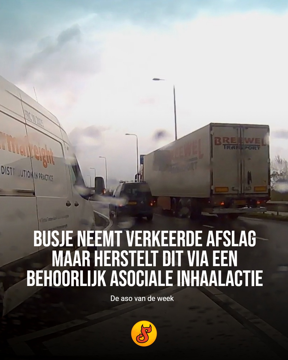 Busje neemt verkeerde afslag maar herstelt dit via een behoorlijk asociale inhaalactie