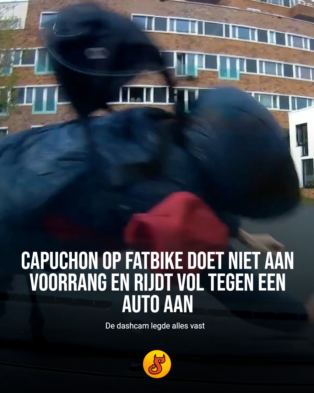 Capuchon op fatbike doet niet aan voorrang en rijdt vol tegen een auto aan