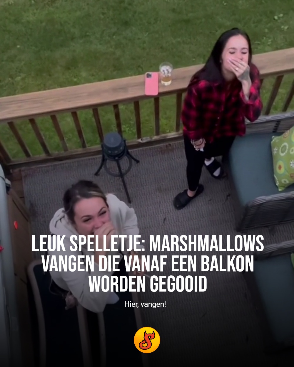 Leuk spelletje: marshmallows vangen die vanaf een balkon worden gegooid