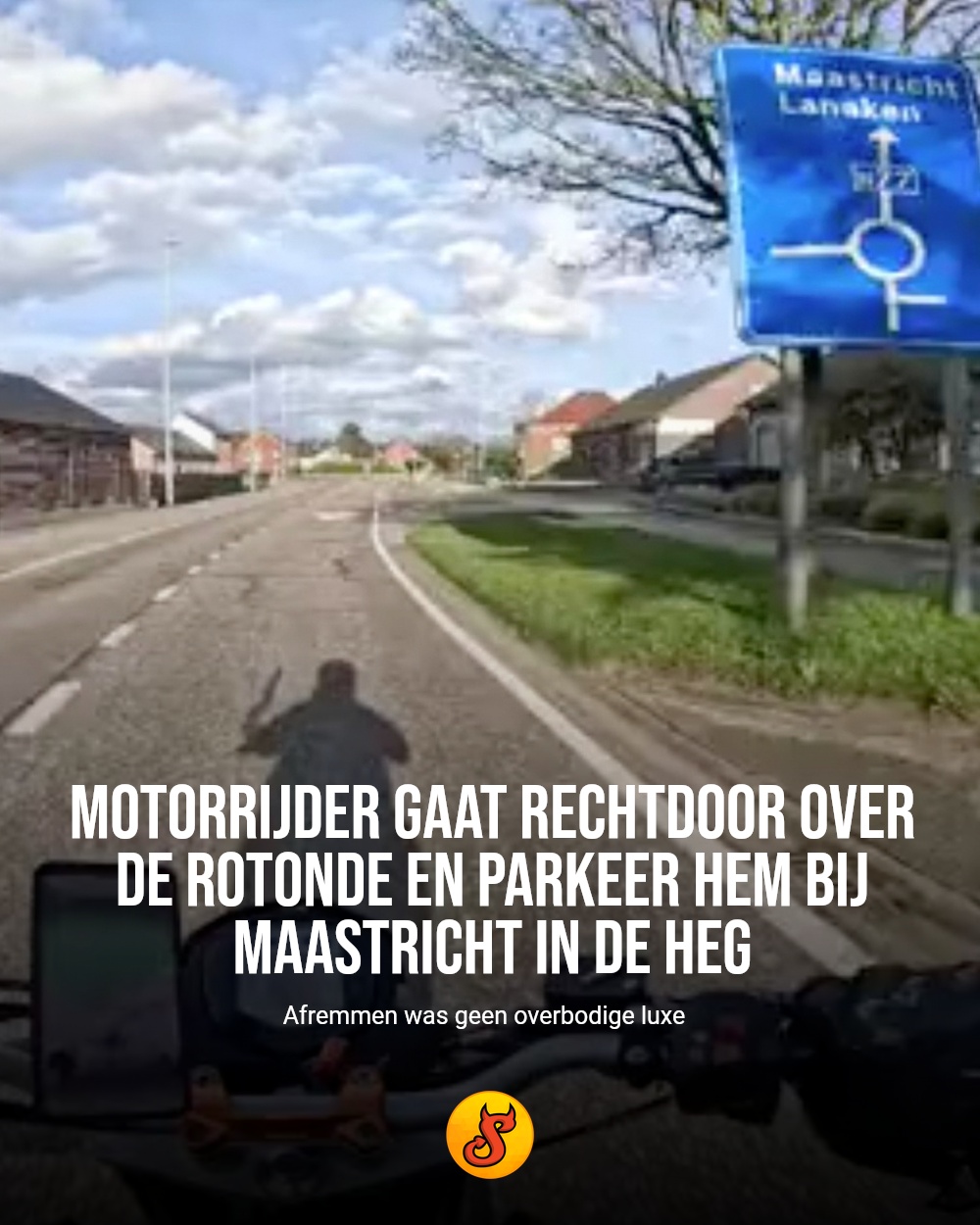 Motorrijder gaat rechtdoor over de rotonde en parkeer hem bij Maastricht in de heg