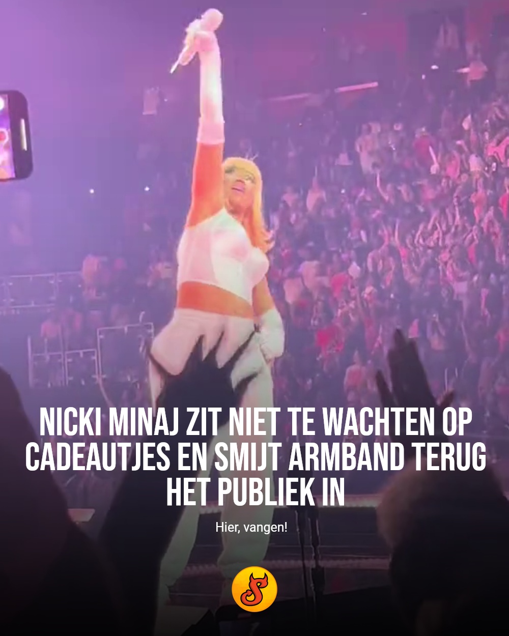 Nicki Minaj zit niet te wachten op cadeautjes en smijt armband terug het publiek in