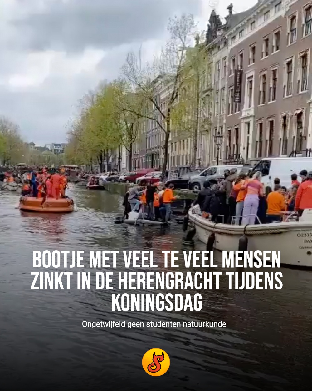 Bootje met veel te veel mensen zinkt in de Herengracht tijdens Koningsdag