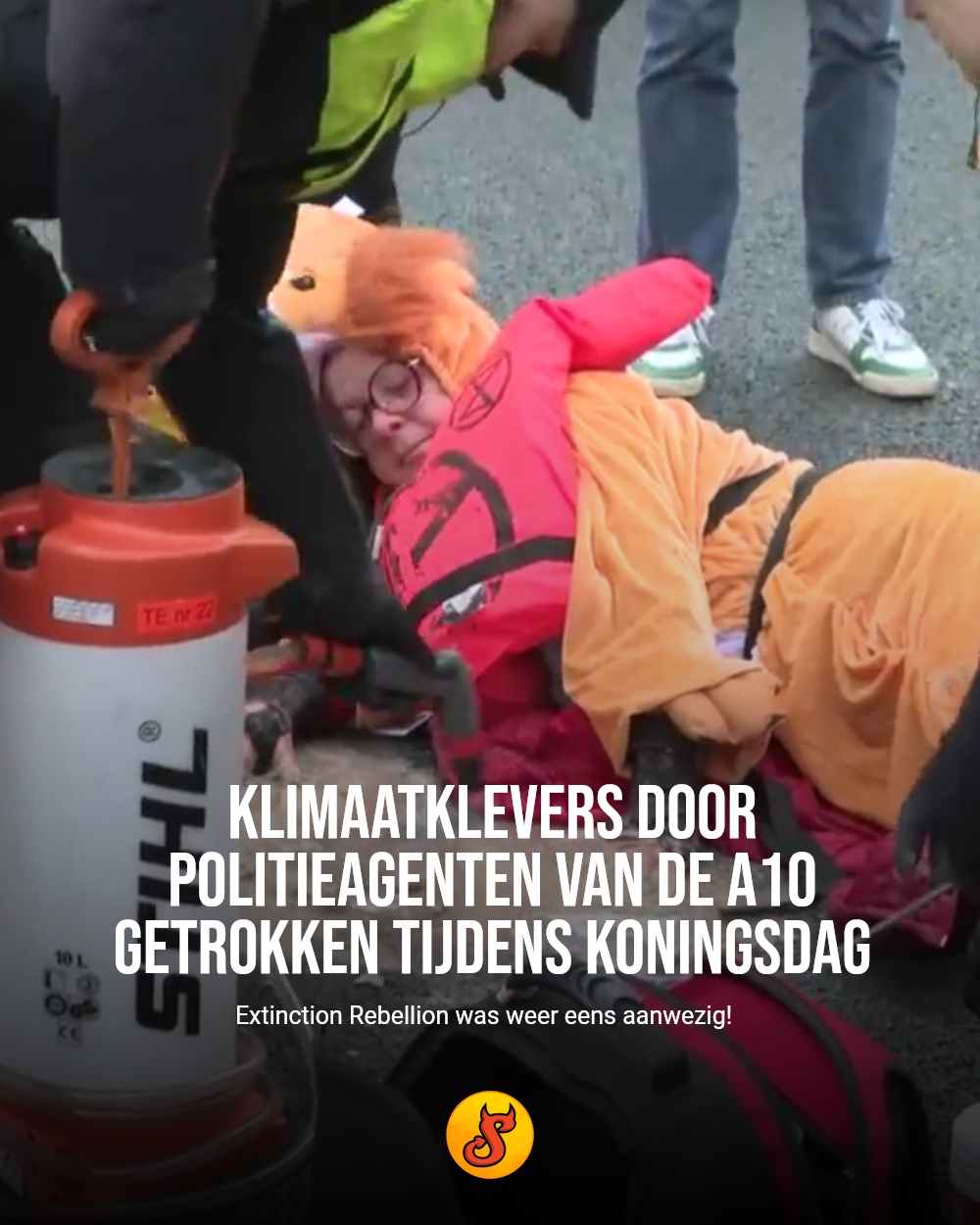Klimaatklevers door politieagenten van de A10 getrokken tijdens Koningsdag