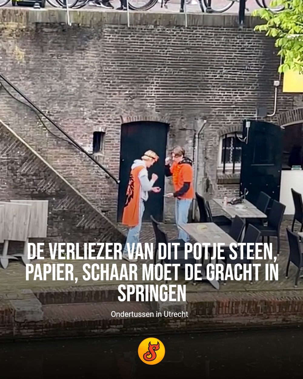 De verliezer van dit potje steen, papier, schaar moet de gracht in springen