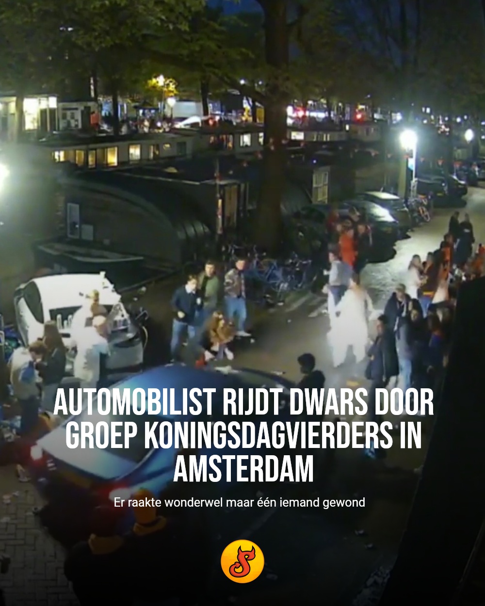 Automobilist rijdt dwars door groep Koningsdagvierders in Amsterdam
