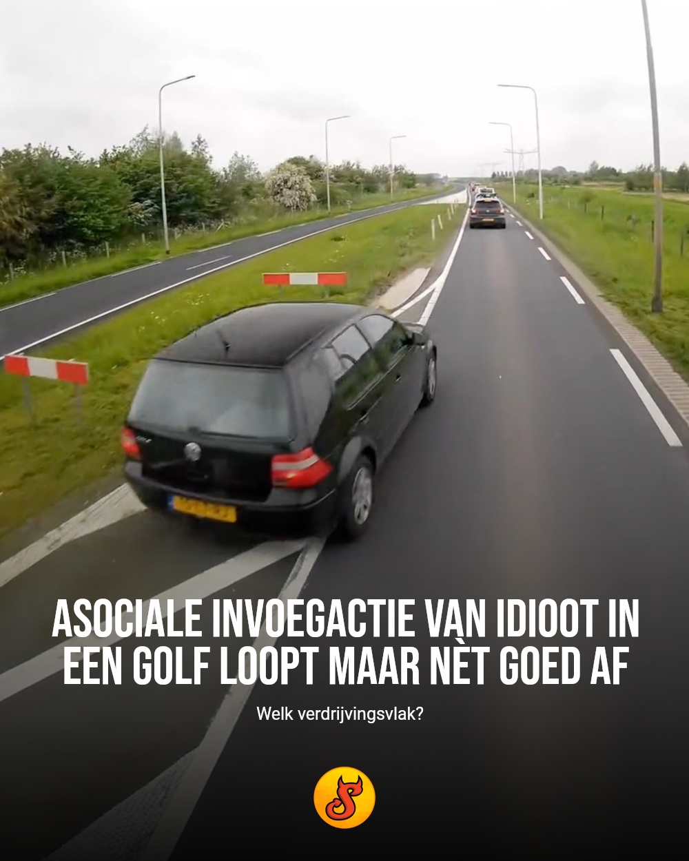 Asociale invoegactie van idioot in een Golf loopt maar nèt goed af