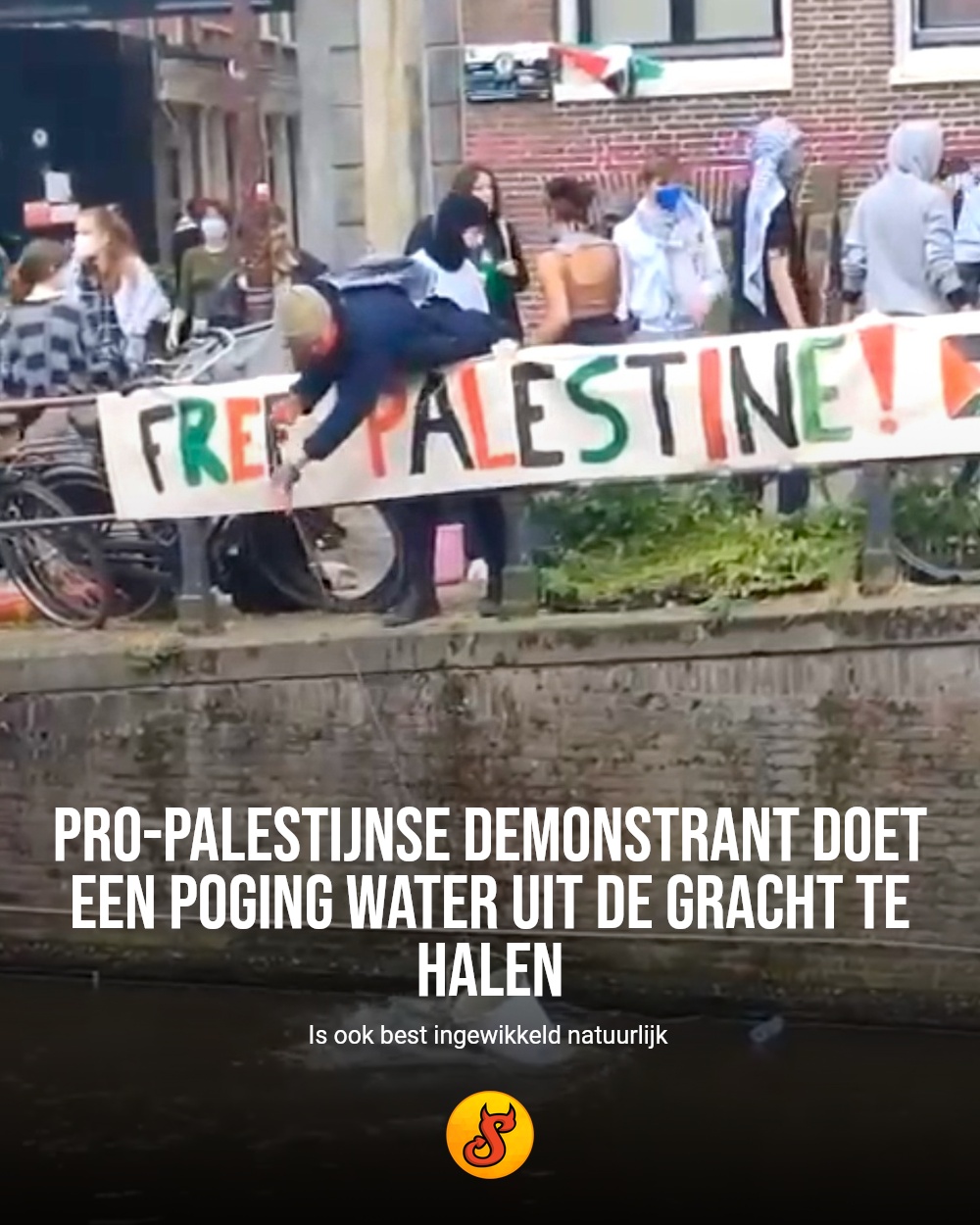 Pro-Palestijnse demonstrant doet een poging water uit de gracht te halen