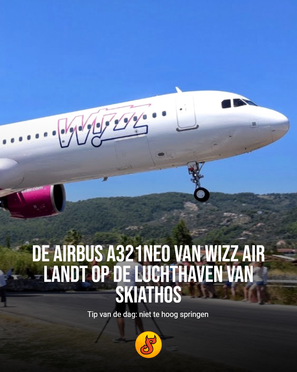 De Airbus A321neo van Wizz Air landt op de luchthaven van Skiathos