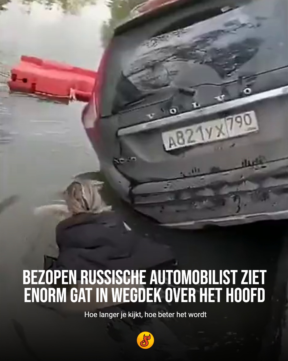 Bezopen Russische automobilist ziet enorm gat in wegdek over het hoofd