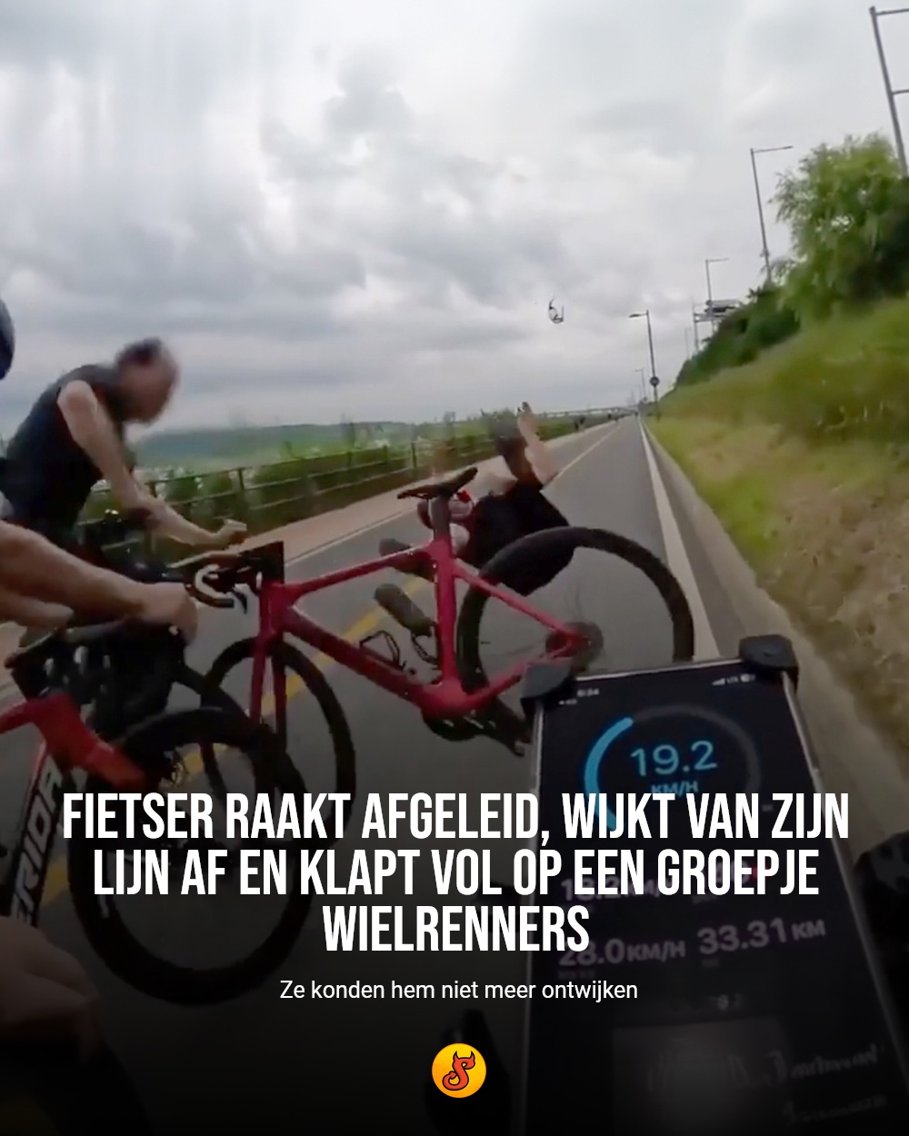 Fietser raakt afgeleid, wijkt van zijn lijn af en klapt vol op een groepje wielrenners