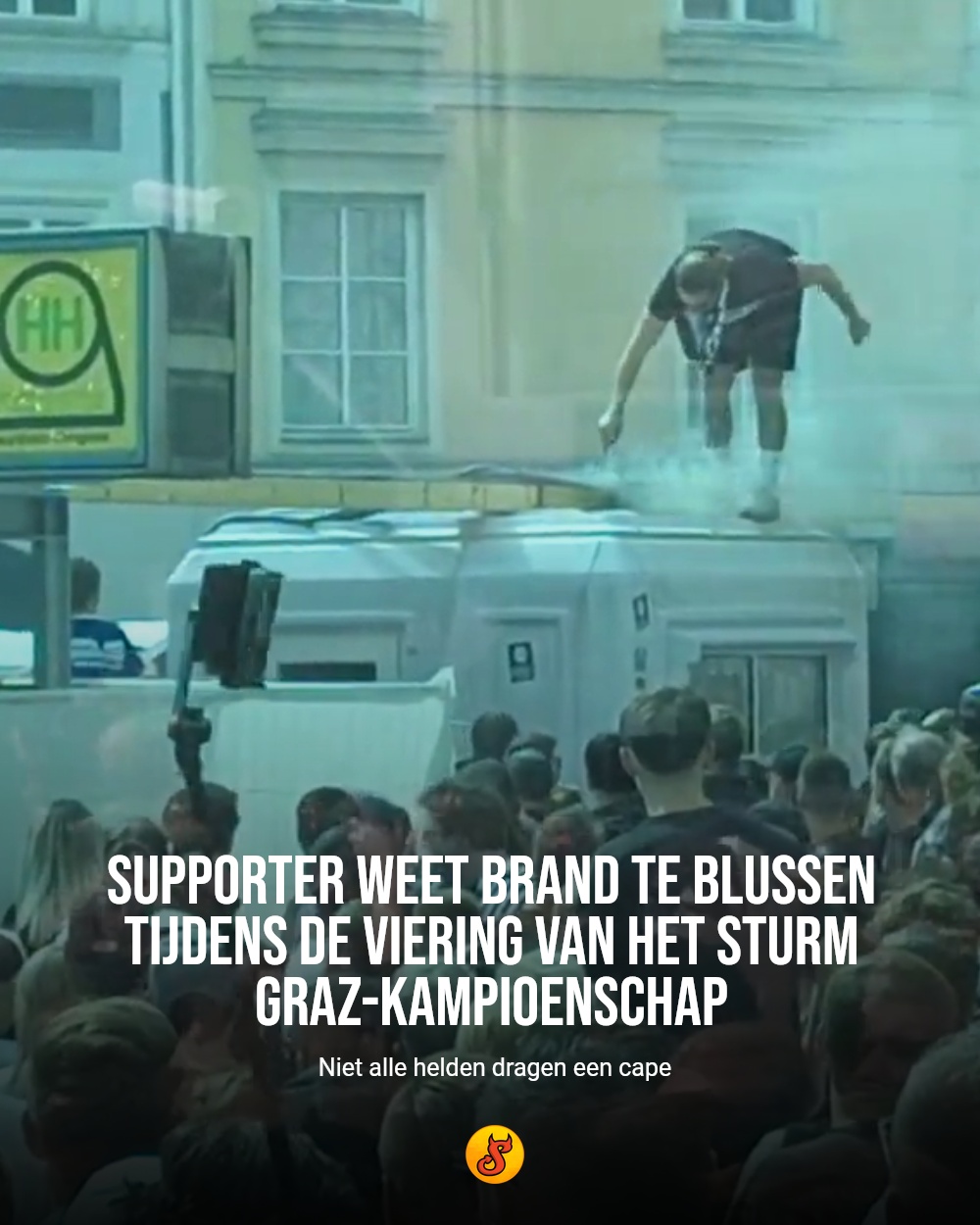 Supporter weet brand te blussen tijdens de viering van het Sturm Graz-kampioenschap