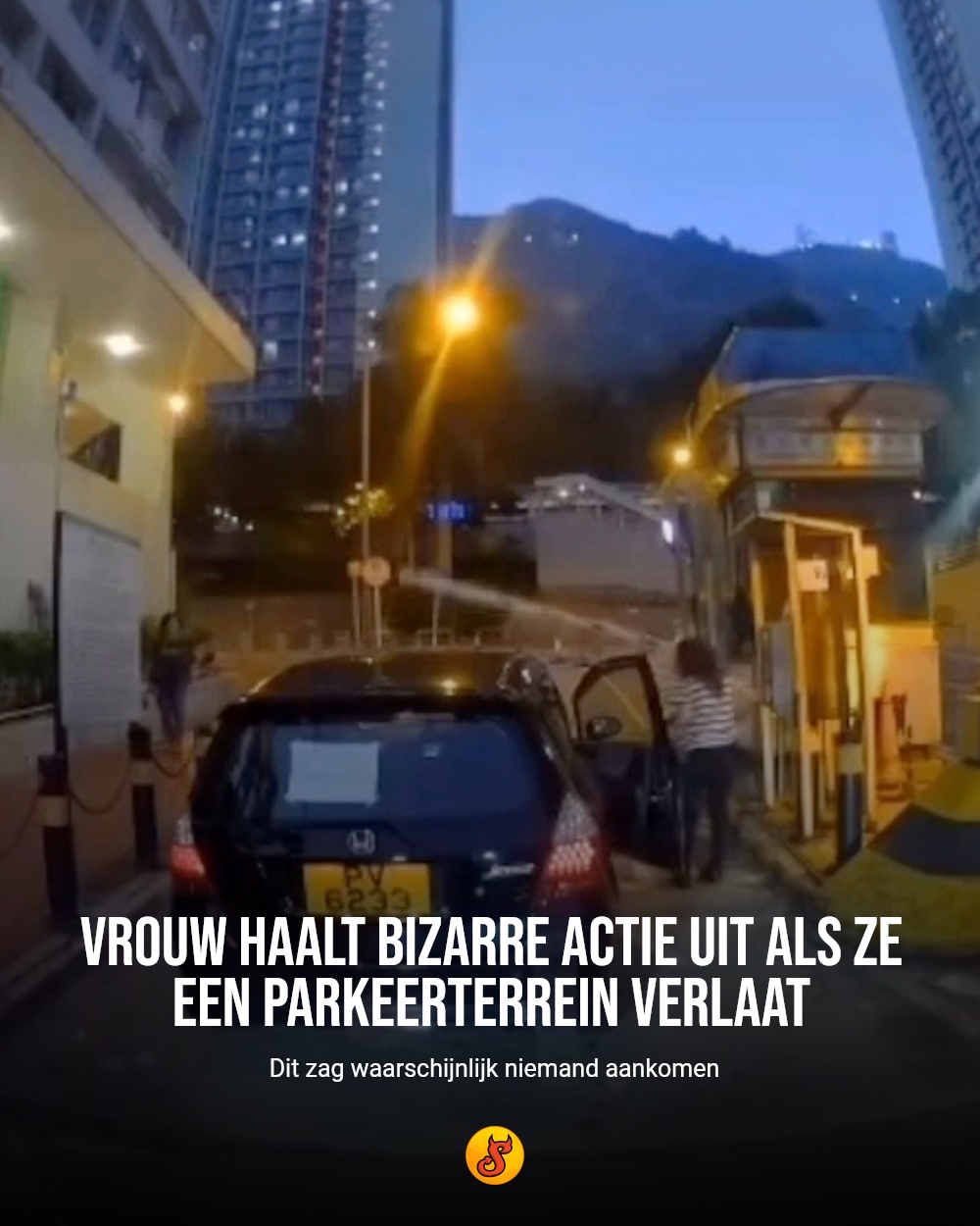 Vrouw haalt bizarre actie uit als ze een parkeerterrein verlaat