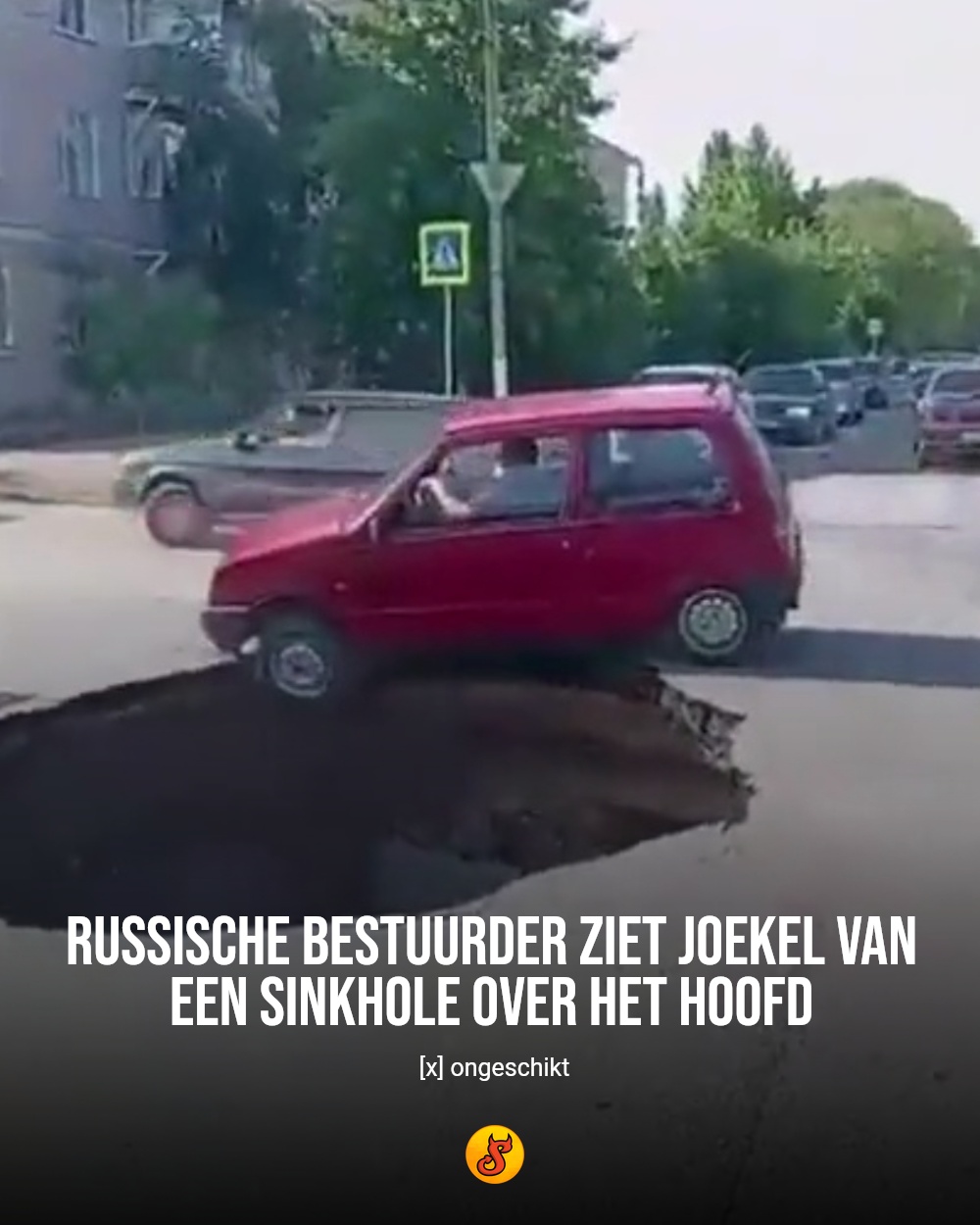Russische bestuurder ziet joekel van een sinkhole over het hoofd
