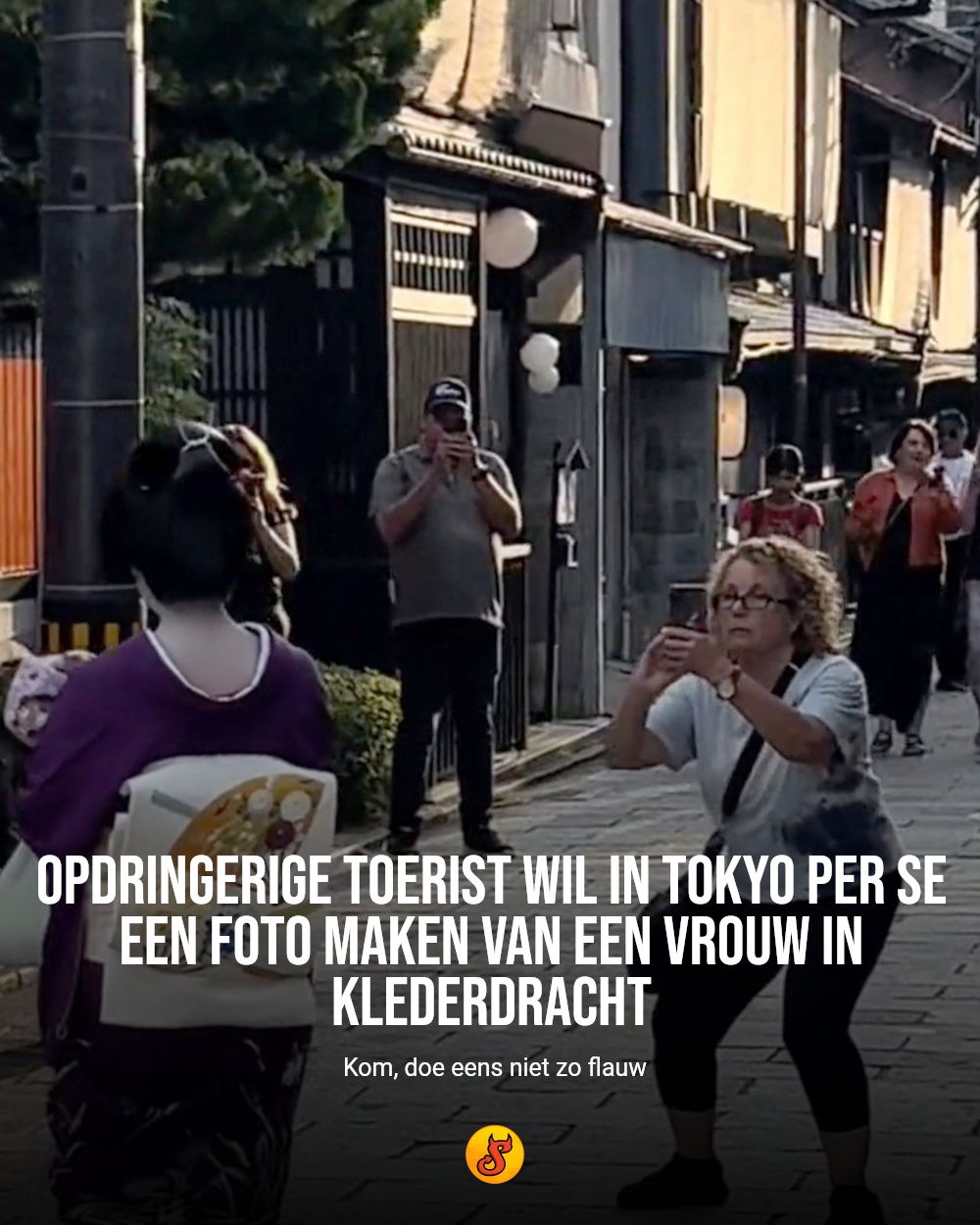 Opdringerige toerist wil in Tokyo per se een foto maken van een vrouw in klederdracht