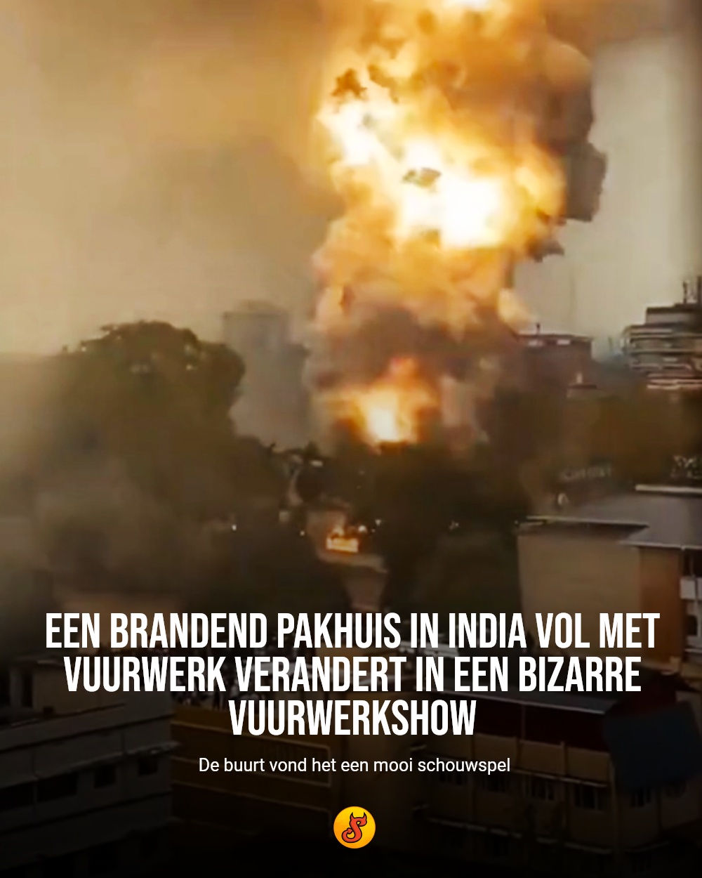 Een brandend pakhuis in India vol met vuurwerk verandert in een bizarre vuurwerkshow