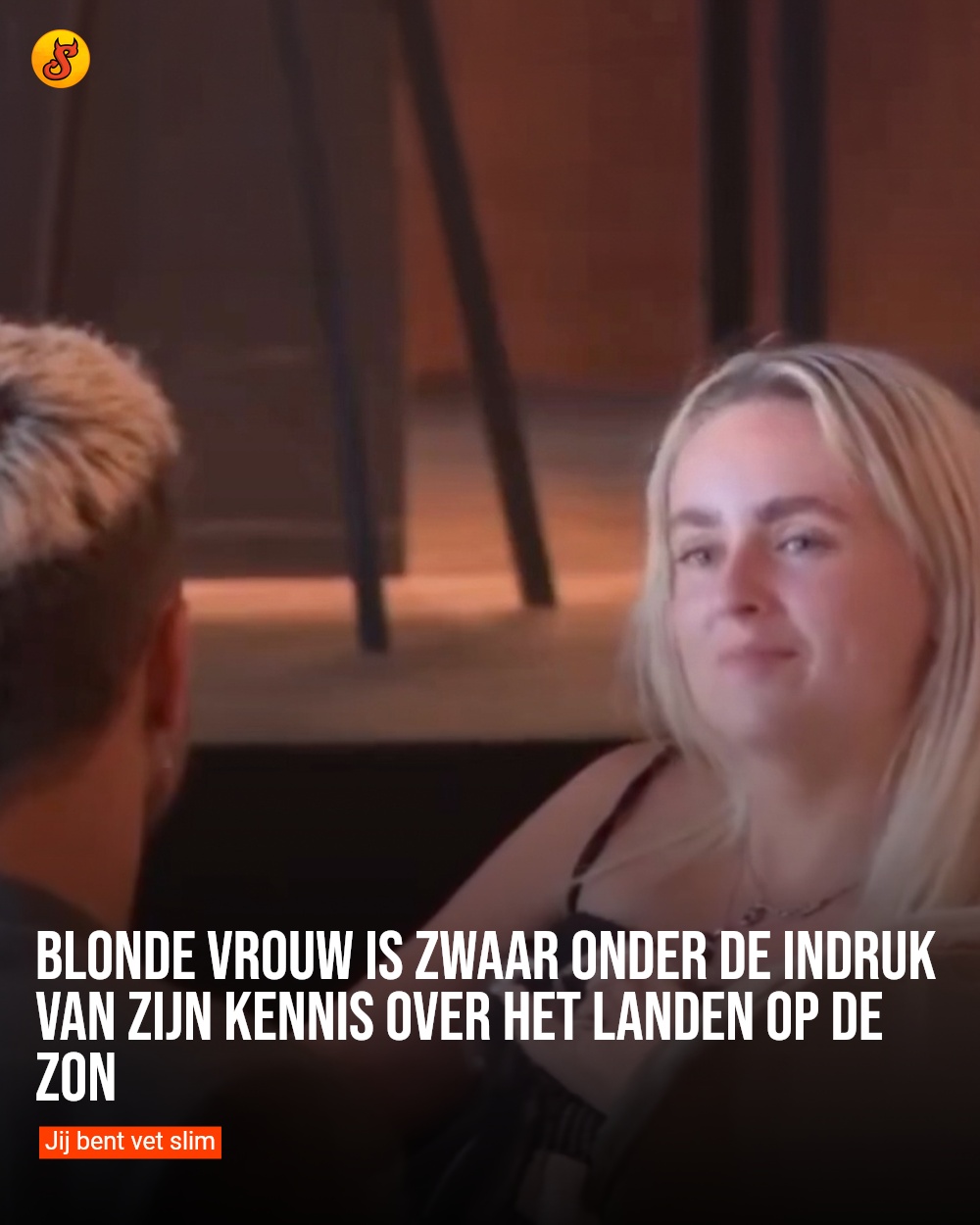 Blonde vrouw is zwaar onder de indruk van zijn kennis over het landen op de zon