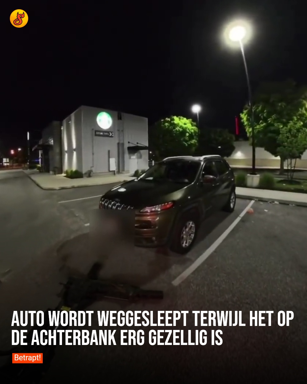 Auto wordt weggesleept terwijl het op de achterbank erg gezellig is