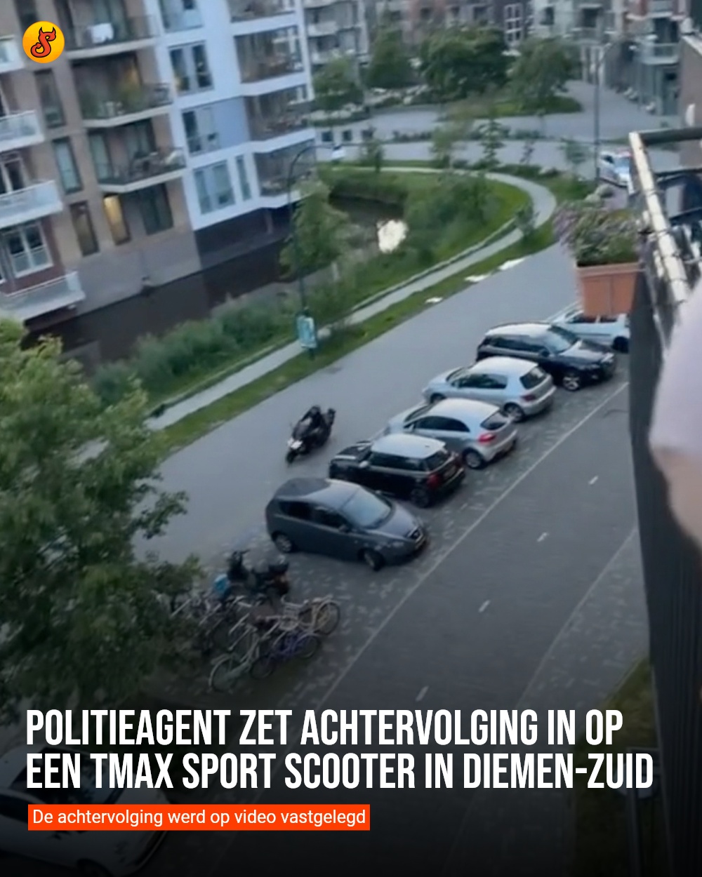 Politieagent zet achtervolging in op een TMAX sport scooter in Diemen-Zuid