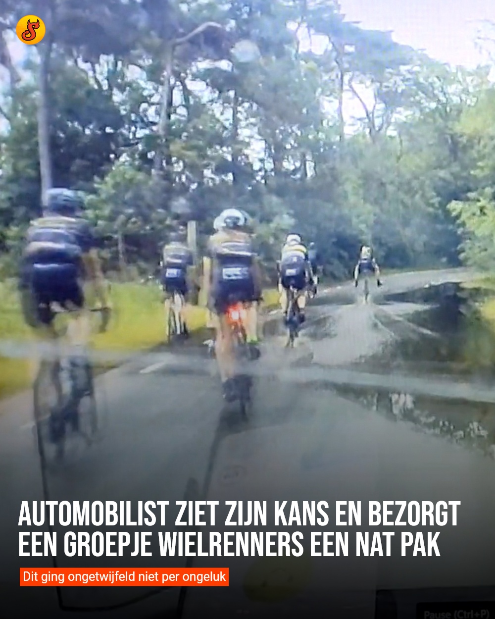 Automobilist ziet zijn kans en bezorgt een groepje wielrenners een nat pak
