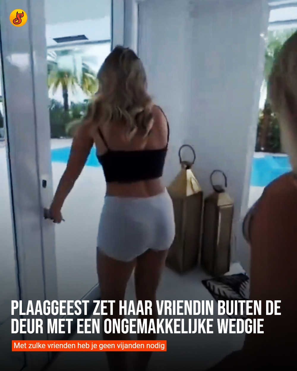 Plaaggeest zet haar vriendin buiten de deur met een ongemakkelijke wedgie