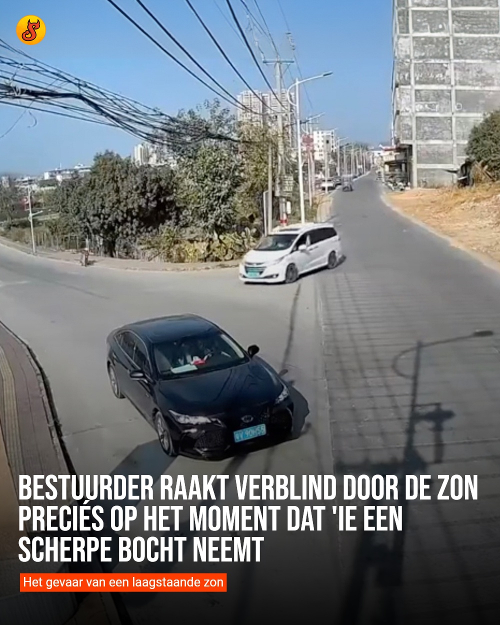 Bestuurder raakt verblind door de zon preciés op het moment dat 'ie een scherpe bocht neemt