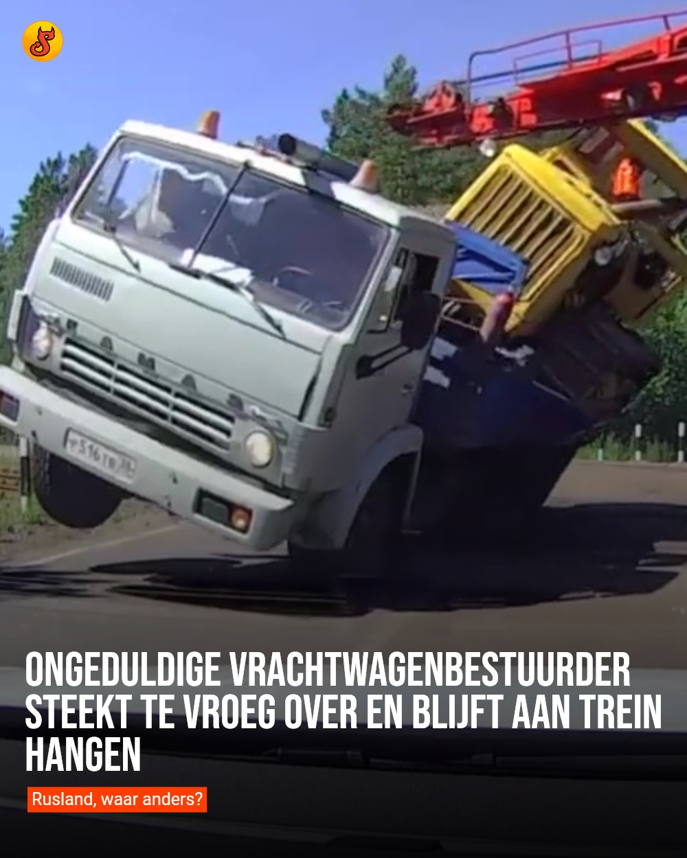 Ongeduldige vrachtwagenbestuurder steekt te vroeg over en blijft aan trein hangen