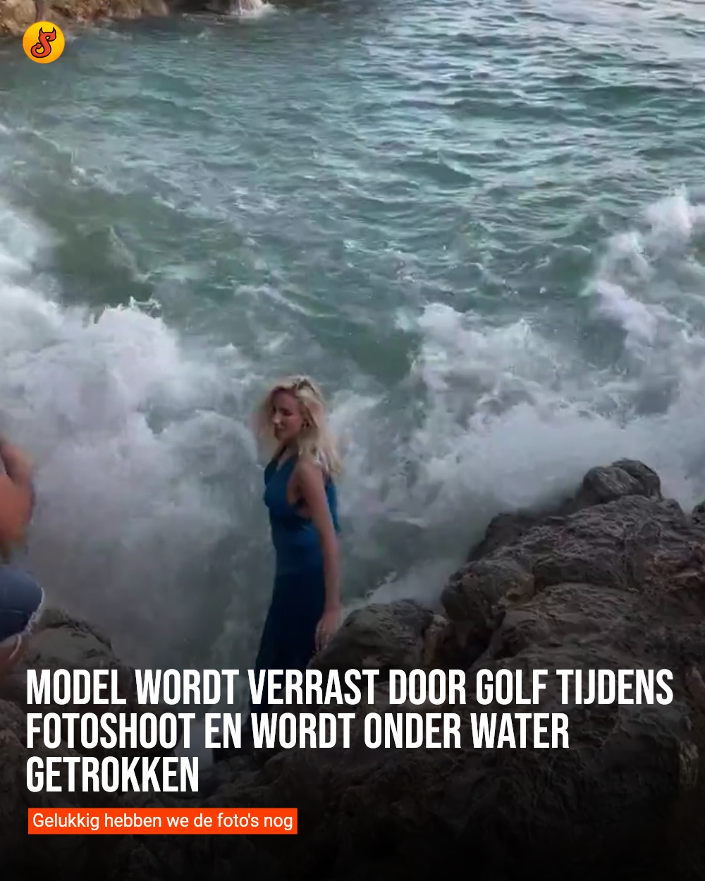 Model wordt verrast door golf tijdens fotoshoot en wordt onder water getrokken