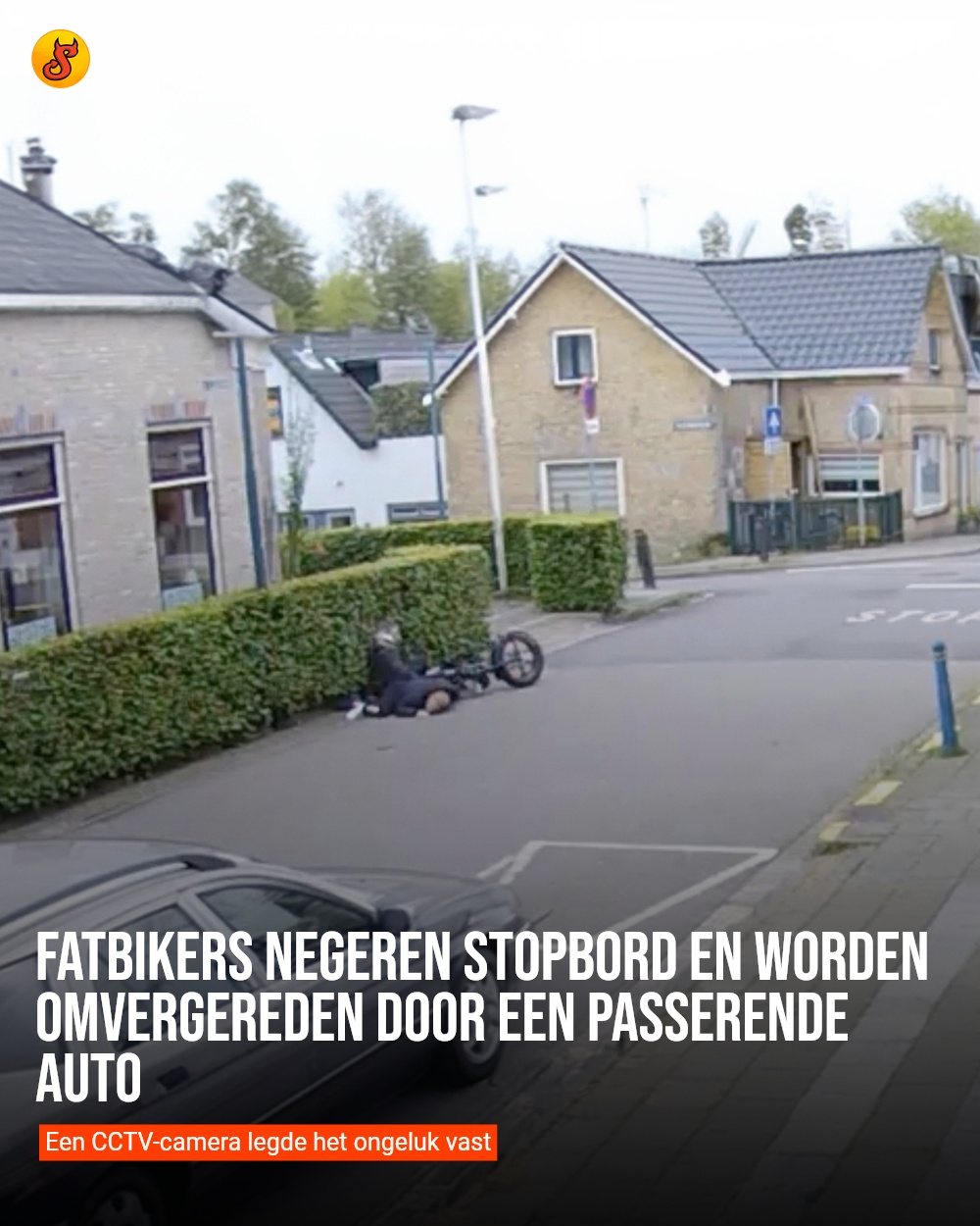 Fatbikers negeren stopbord en worden omvergereden door een passerende auto
