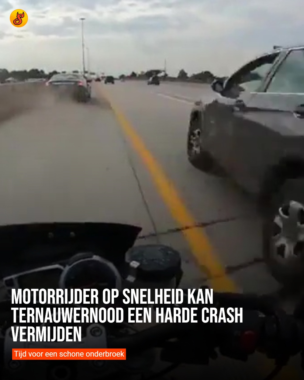 Motorrijder op snelheid kan ternauwernood een harde crash vermijden