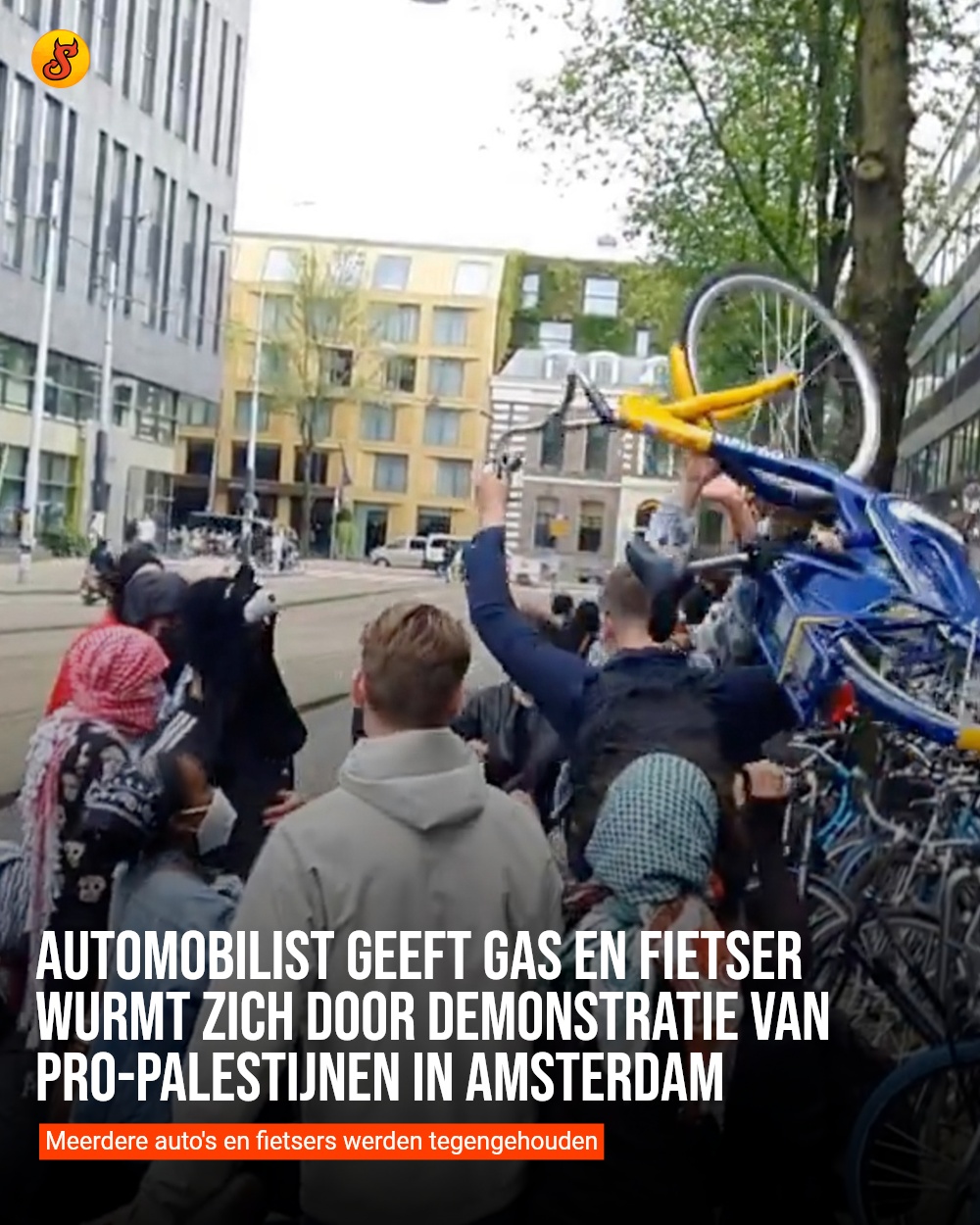 Automobilist geeft gas en fietser wurmt zich door demonstratie van pro-Palestijnen in Amsterdam