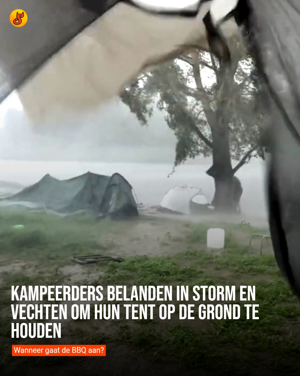 Kampeerders belanden in storm en vechten om hun tent op de grond te houden