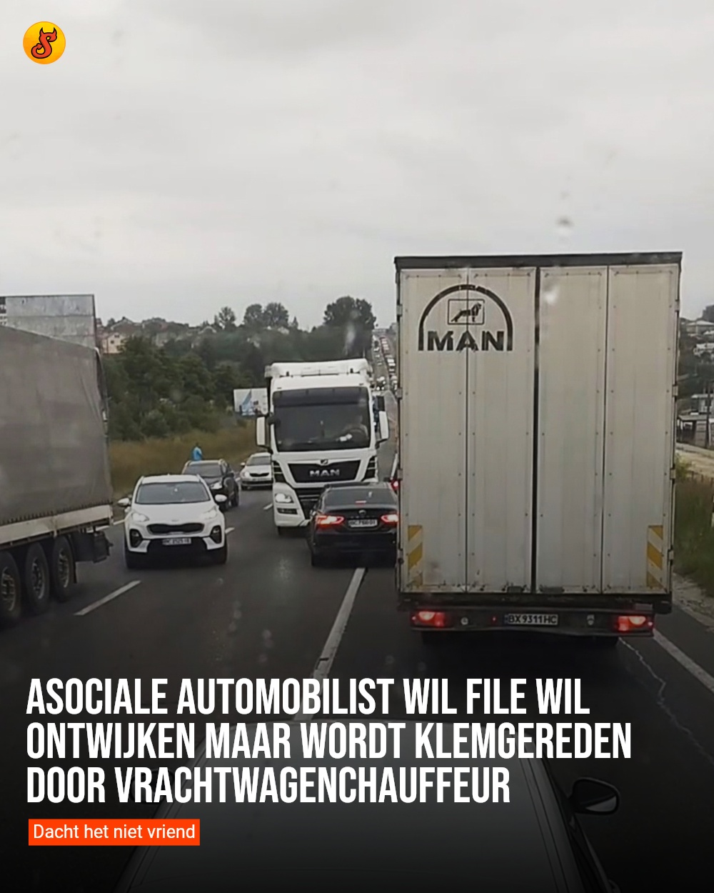 Asociale automobilist wil file wil ontwijken maar wordt klemgereden door vrachtwagenchauffeur