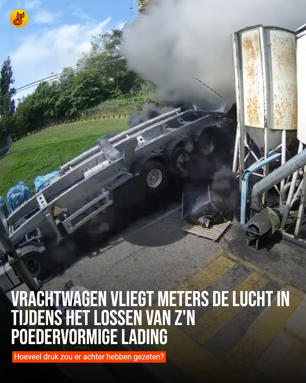 Vrachtwagen vliegt meters de lucht in tijdens het lossen van z'n poedervormige lading