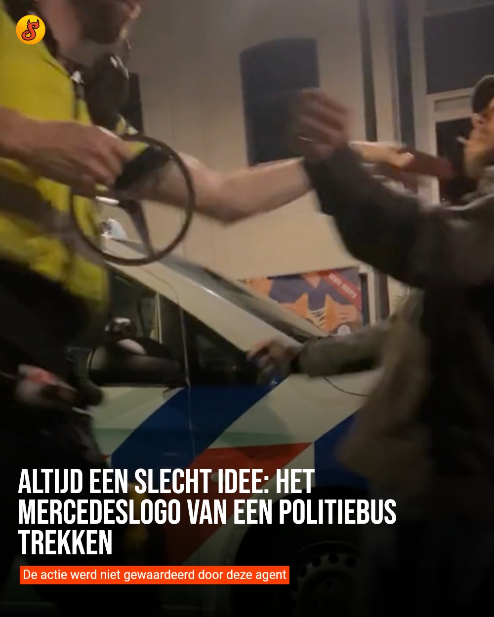Altijd een slecht idee: het Mercedeslogo van een politiebus trekken