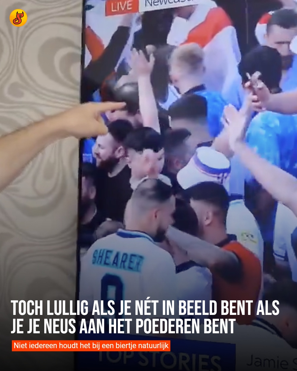 Toch lullig als je nét in beeld bent als je je neus aan het poederen bent