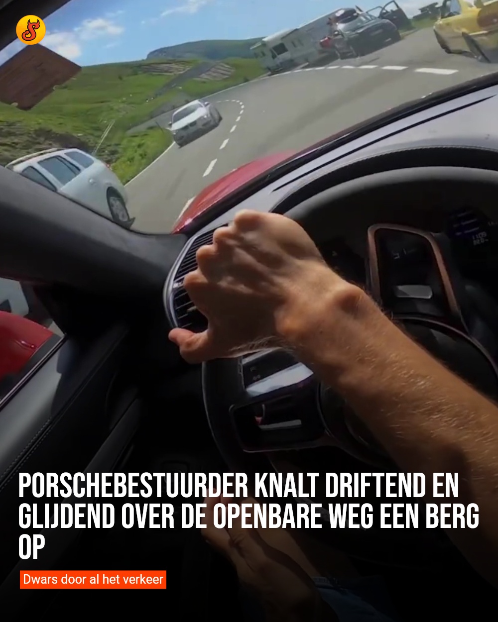 Porschebestuurder knalt driftend en glijdend over de openbare weg een berg op