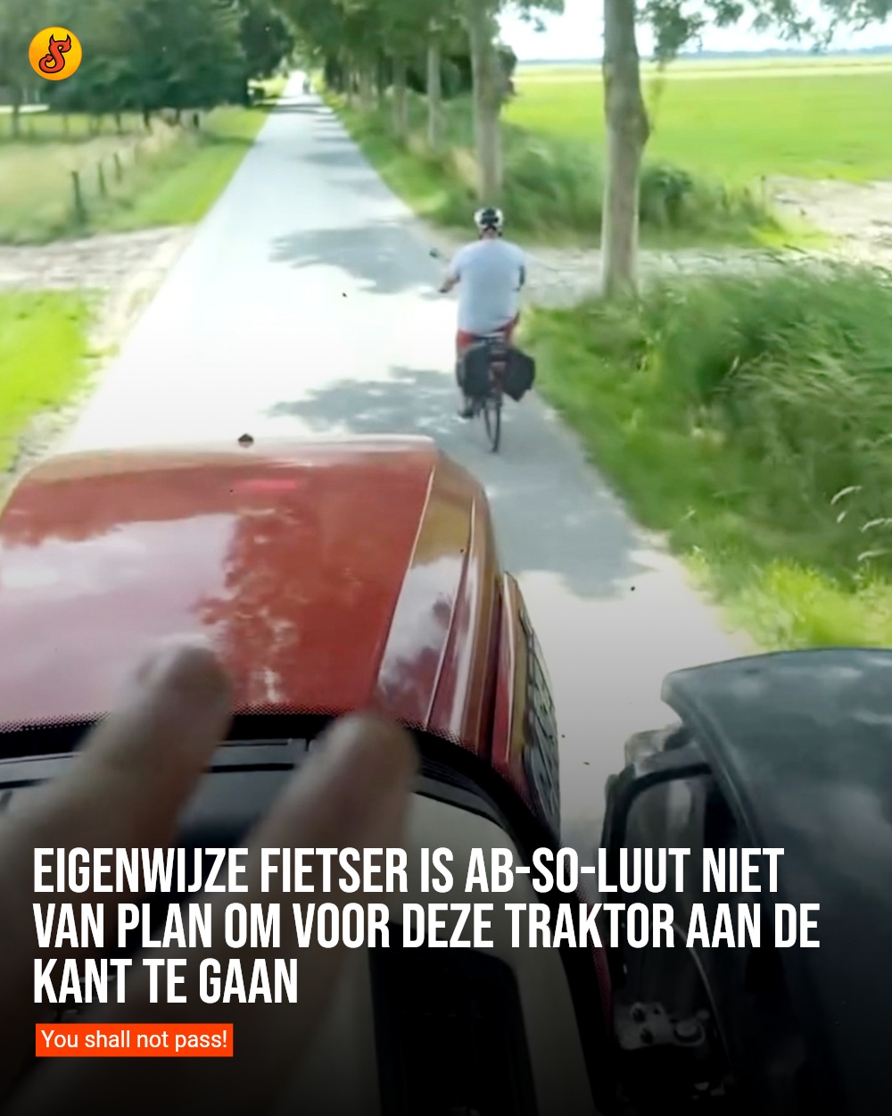 Eigenwijze fietser is ab-so-luut niet van plan om voor deze traktor aan de kant te gaan