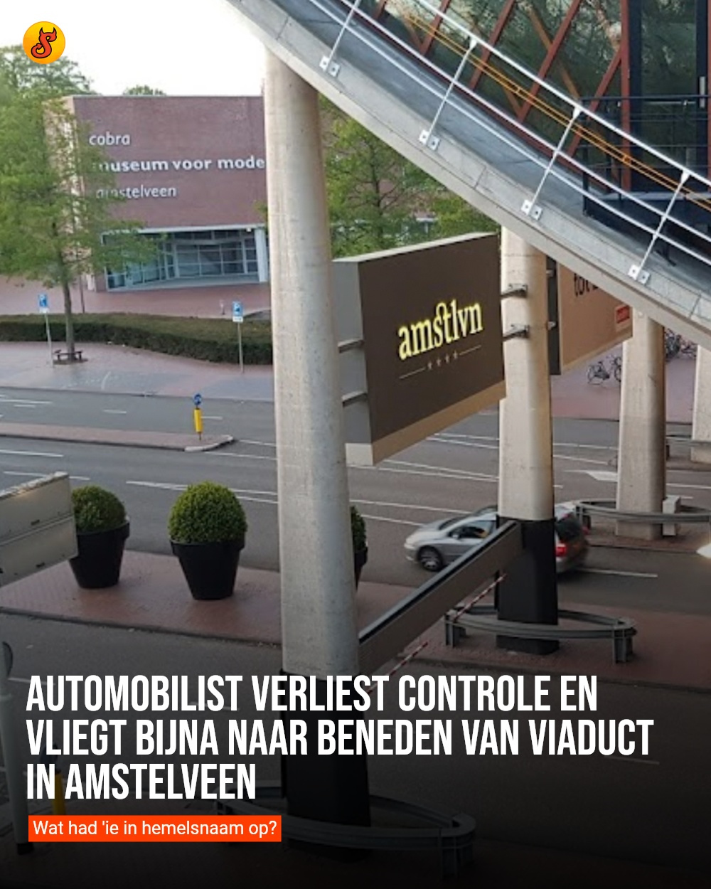 Automobilist verliest controle en vliegt bijna naar beneden van viaduct in Amstelveen