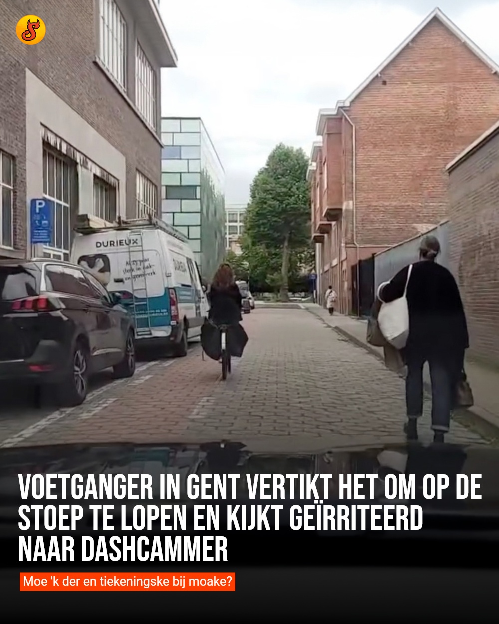 Voetganger in Gent vertikt het om op de stoep te lopen en kijkt geïrriteerd naar dashcammer