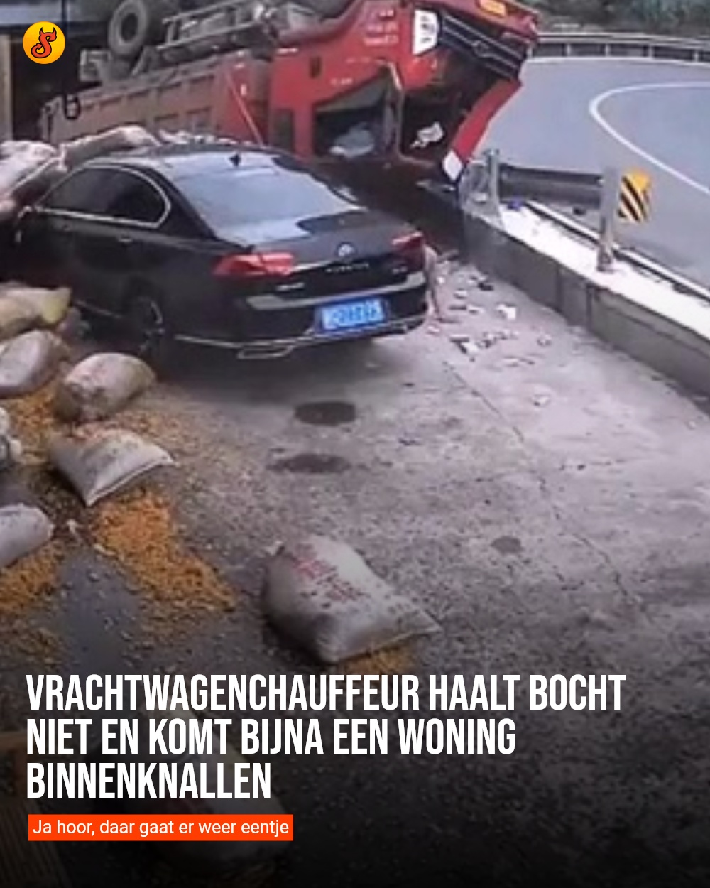 Vrachtwagenchauffeur haalt bocht niet en komt bijna een woning binnenknallen