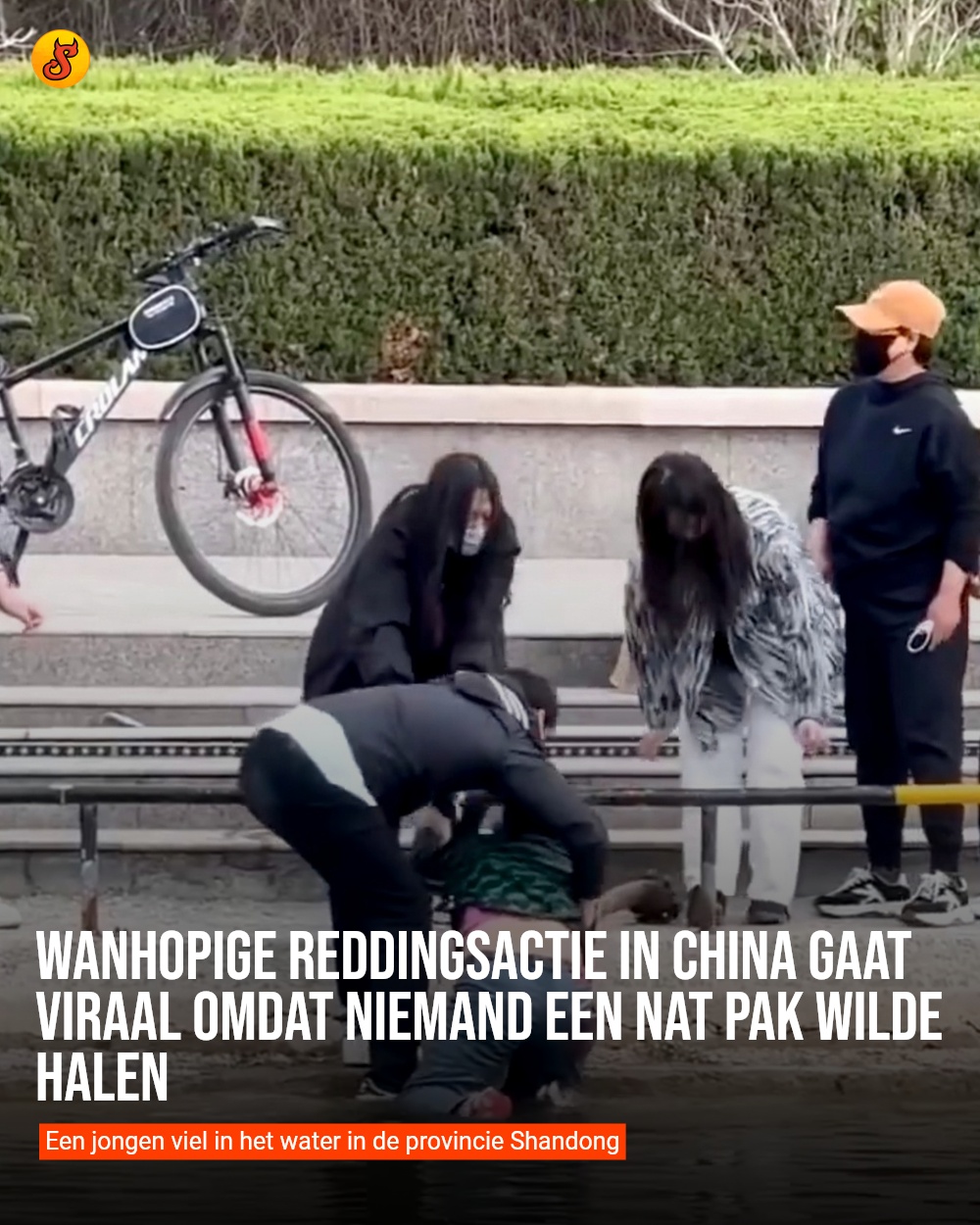 Wanhopige reddingsactie in China gaat viraal omdat niemand een nat pak wilde halen